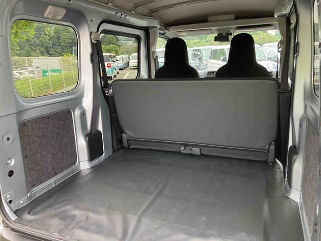 ハイゼットカーゴデラックスオートライト／衝突回避支援システム／オートハイビーム／横滑り防止装置／コーナーセンサー／スペアタイヤ／ＡＭ・ＦＭラジオ／マニュアルエアコン／アイドリングストップ／キーレス／オーバーヘッドシェルフ（千葉県）の中古車