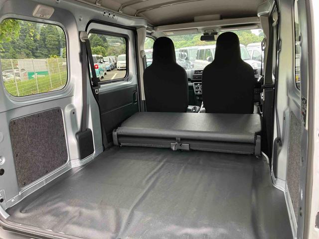 ハイゼットカーゴデラックスオートライト／衝突回避支援システム／オートハイビーム／横滑り防止装置／コーナーセンサー／スペアタイヤ／ＡＭ・ＦＭラジオ／マニュアルエアコン／アイドリングストップ／キーレス／オーバーヘッドシェルフ（千葉県）の中古車