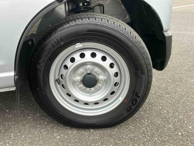 ハイゼットカーゴデラックスオートライト／衝突回避支援システム／オートハイビーム／横滑り防止装置／コーナーセンサー／スペアタイヤ／ＡＭ・ＦＭラジオ／マニュアルエアコン／アイドリングストップ／キーレス／オーバーヘッドシェルフ（千葉県）の中古車