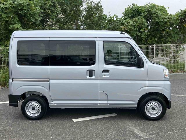 ハイゼットカーゴデラックスオートライト／衝突回避支援システム／オートハイビーム／横滑り防止装置／コーナーセンサー／スペアタイヤ／ＡＭ・ＦＭラジオ／マニュアルエアコン／アイドリングストップ／キーレス／オーバーヘッドシェルフ（千葉県）の中古車