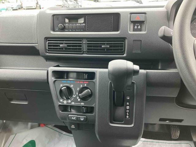 ハイゼットカーゴデラックスオートライト／衝突回避支援システム／オートハイビーム／横滑り防止装置／コーナーセンサー／スペアタイヤ／ＡＭ・ＦＭラジオ／マニュアルエアコン／アイドリングストップ／キーレス／オーバーヘッドシェルフ（千葉県）の中古車