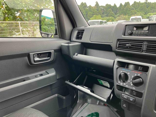 ハイゼットカーゴデラックスオートライト／衝突回避支援システム／オートハイビーム／横滑り防止装置／コーナーセンサー／スペアタイヤ／ＡＭ・ＦＭラジオ／マニュアルエアコン／アイドリングストップ／キーレス／オーバーヘッドシェルフ（千葉県）の中古車