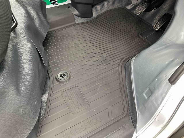 ハイゼットカーゴデラックスオートライト／衝突回避支援システム／オートハイビーム／横滑り防止装置／コーナーセンサー／スペアタイヤ／ＡＭ・ＦＭラジオ／マニュアルエアコン／アイドリングストップ／キーレス／オーバーヘッドシェルフ（千葉県）の中古車