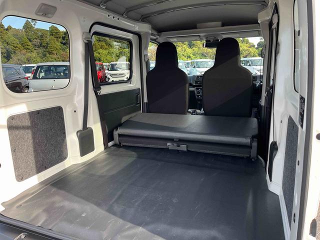 ハイゼットカーゴＤＸオートライト／衝突回避支援システム／オートハイビーム／横滑り防止装置／コーナーセンサー／スペアタイヤ／ＡＭ・ＦＭラジオ／マニュアルエアコン／アイドリングストップ／キーレス／オーバーヘッドシェルフ（千葉県）の中古車