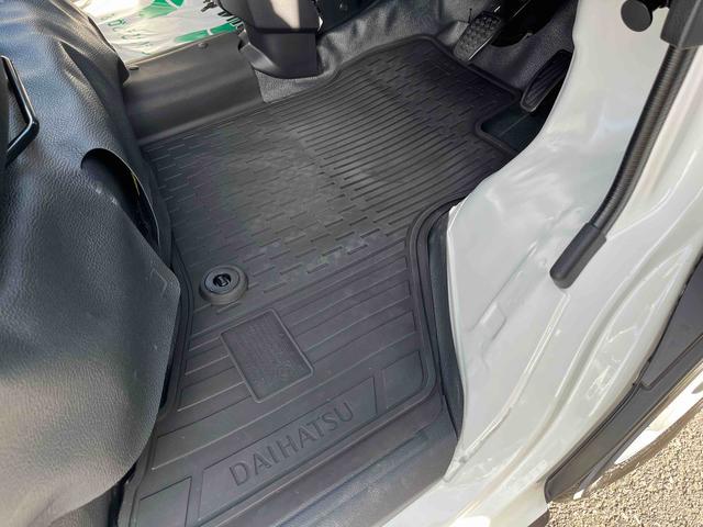 ハイゼットカーゴＤＸオートライト／衝突回避支援システム／オートハイビーム／横滑り防止装置／コーナーセンサー／スペアタイヤ／ＡＭ・ＦＭラジオ／マニュアルエアコン／アイドリングストップ／キーレス／オーバーヘッドシェルフ（千葉県）の中古車