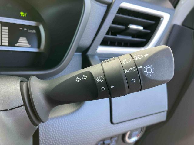 トールカスタムＧＬＥＤヘッドライト＆フォグランプ　アダプティブクルコン　１４インチアルミホイール　両側電動スライドドア　電動パーキングブレーキ　プッシュボタンスターター　コーナーセンサー　衝突被害軽減ブレーキ（千葉県）の中古車