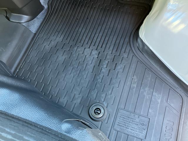 ハイゼットカーゴデラックス衝突被害軽減ブレーキ　コーナーセンサー　オートライト　プライバシーガラス　フロントパワーウィンドウ　オーバーヘッドシェルフ　スピーカー一体型ＡＭ・ＦＭラジオ　キーレスエントリー　アイドリングストップ（千葉県）の中古車