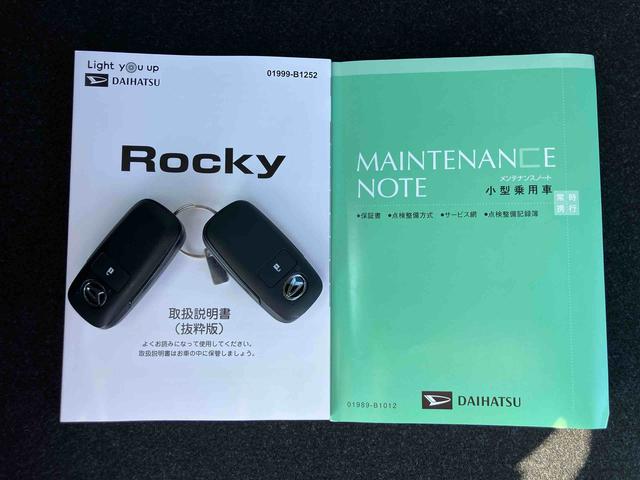 ロッキープレミアムＧアダプティブクルコン　ＬＥＤヘッドライト＆フォグランプ　バックフォグランプ　１７インチアルミホイール　シートヒーター　電動駐車ブレーキ　コーナーセンサー　衝突被害軽減ブレーキ（千葉県）の中古車