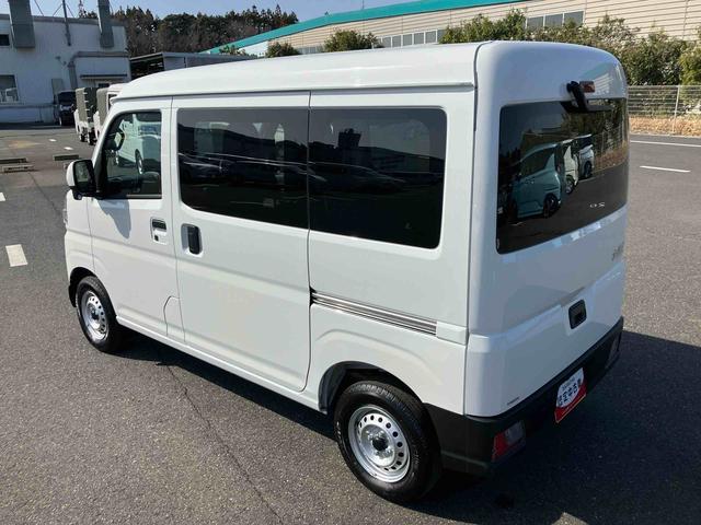 ハイゼットカーゴデラックス　４ＷＤスマートキー　電動格納ドアミラー　リヤヒーター　イージークローザー　プライバシーガラス　フロントパワーウィンドウ　オーバーヘッドシェルフ　スピーカー一体型ＡＭ・ＦＭラジオ　衝突被害軽減ブレーキ（千葉県）の中古車