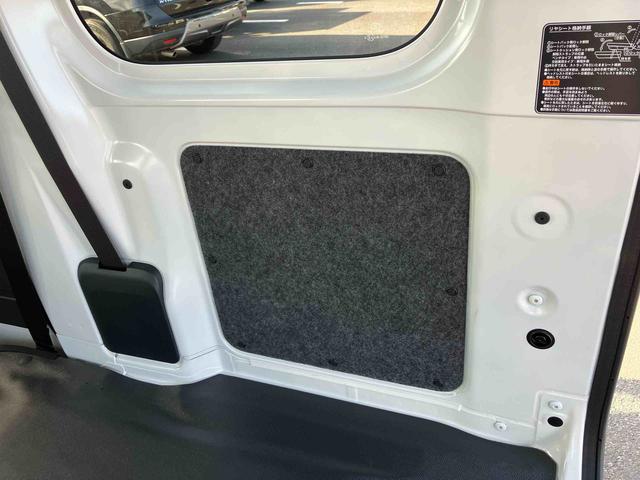 ハイゼットカーゴデラックス衝突被害軽減ブレーキ　コーナーセンサー　オートライト　プライバシーガラス　フロントパワーウィンドウ　オーバーヘッドシェルフ　スピーカー一体型ＡＭ・ＦＭラジオ　キーレスエントリー　アイドリングストップ（千葉県）の中古車