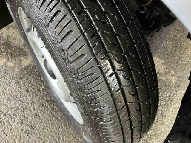 ハイゼットカーゴデラックス衝突被害軽減ブレーキ　コーナーセンサー　オートライト　プライバシーガラス　フロントパワーウィンドウ　オーバーヘッドシェルフ　スピーカー一体型ＡＭ・ＦＭラジオ　キーレスエントリー　アイドリングストップ（千葉県）の中古車