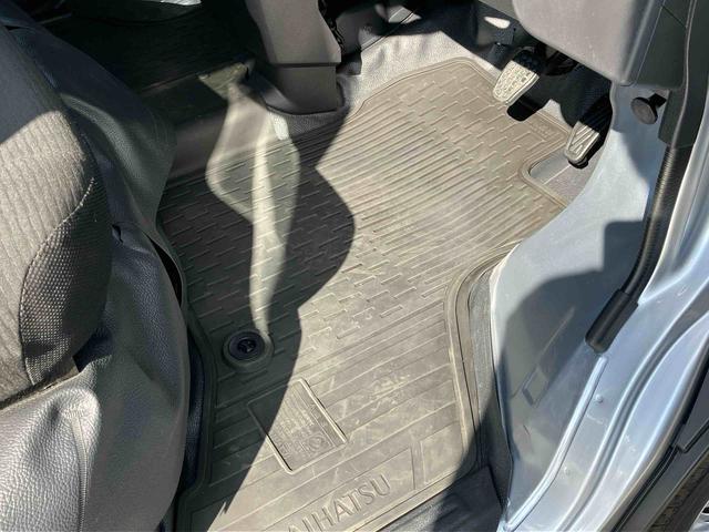 ハイゼットカーゴデラックス衝突被害軽減ブレーキ コーナーセンサー オートライト プライバシーガラス フロントパワーウィンドウ オーバーヘッドシェルフ スピーカー一体型AM・FMラジオ キーレスエントリー アイドリングストップ(千葉県)の中古車