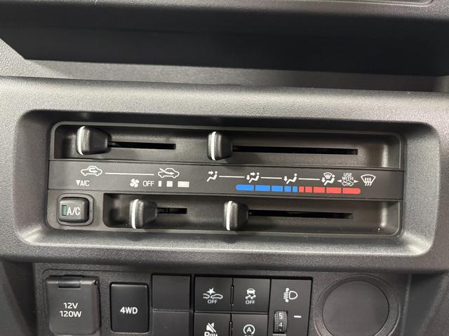 ハイゼットトラックスタンダードＭＴ５　ＡＭ，ＦＭチューナー　マニュアルエアコン　パートタイム４ＷＤ　アクセサリーソケット　ショッピングフック　ハロゲンヘッドランプ　オートライト機能　スマアシ（長野県）の中古車
