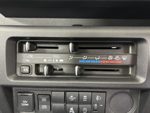 ハイゼットトラックスタンダードＡＭ，ＦＭチューナー　マニュアルエアコン　電子制御式４ＷＤ　アクセサリーソケット　荷台ゴムマット　ゲートプロテクター　ガードフレームプロテクター　ハロゲンヘッドランプ　オートライト機能　スマアシ（長野県）の中古車